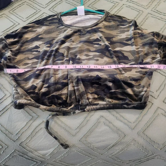 No boundaries crushed velvet camouflage crop long sleeve shirt. Size XXL (19) - Picture 5 of 8